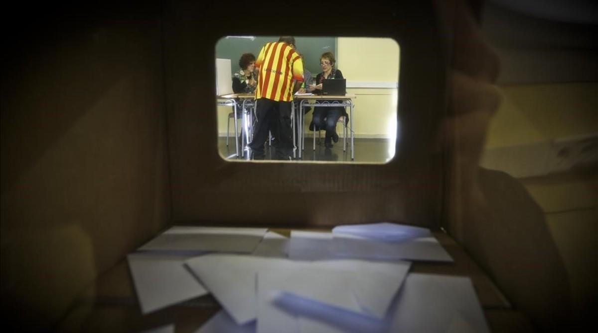 Votación en un instituto de Badalona durante el proceso participativo del 9-N.