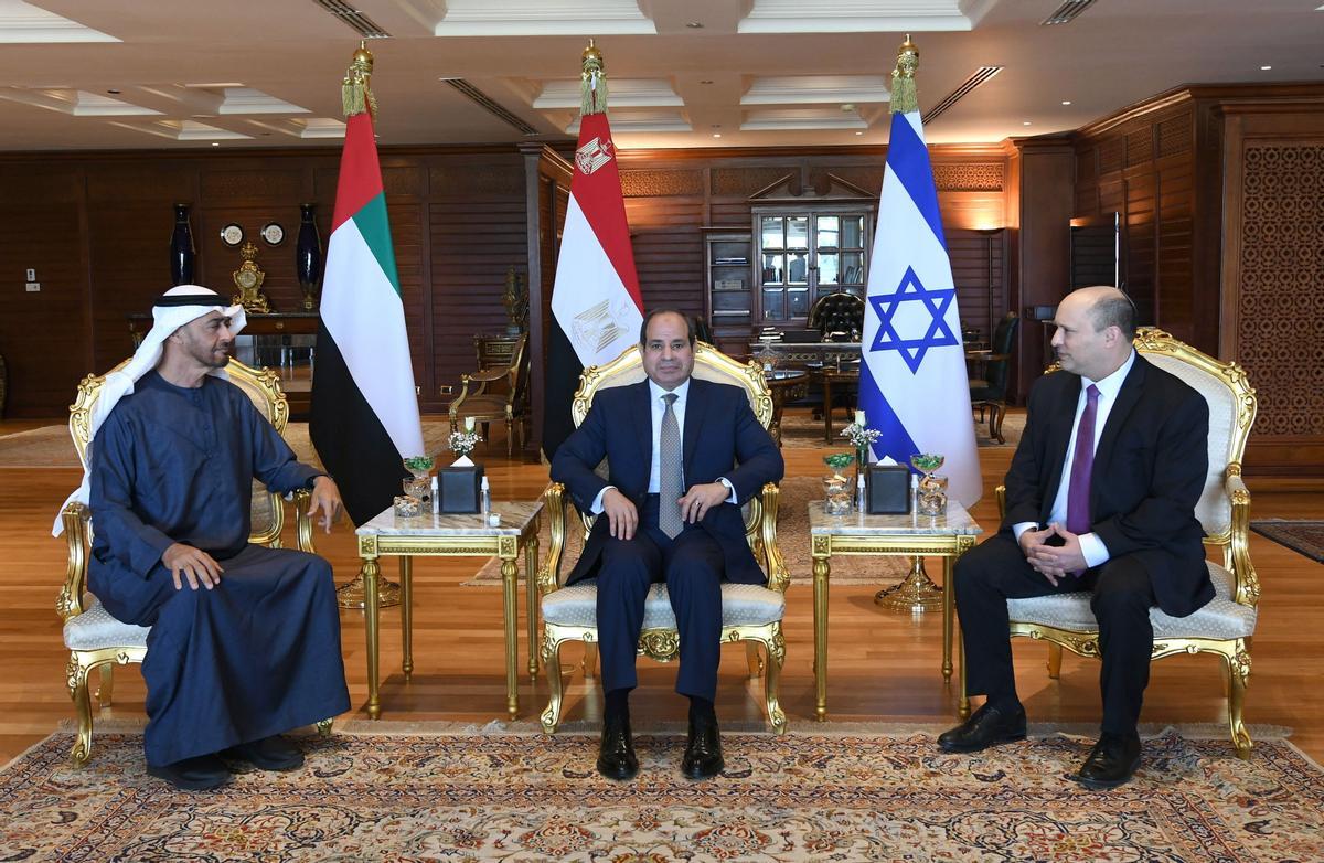 De izquierda a derecha, el emir de EAU  Sheikh Mohammed bin Zayed al-Nahyan, el presidente de Egipto, Abdelfatá al Sisi, y el primer ministro israelí, Naftali Bennett.