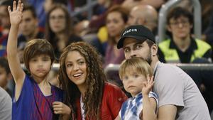 Gerard Piqué y Shakira con sus hijos Milan y Sasha en el Palau Blaugrana, el año pasado.