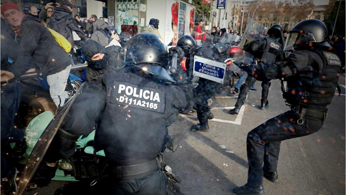 Cargas de los Mossos contra los CDR en Drassanes, en Barcelona.