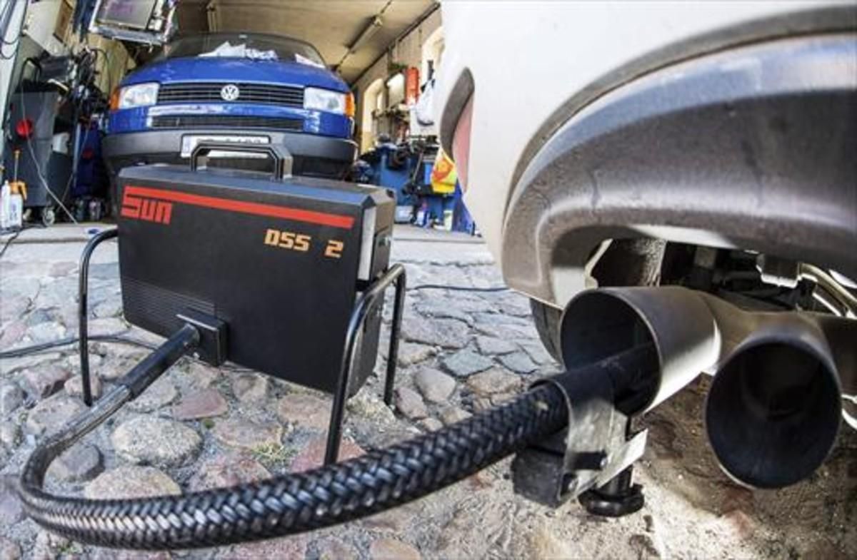 Un dispositivo mide el nivel de emisiones de un VW, en Fráncfort. Un dispositivo mide el nivel de emisiones de un VW, en Fráncfort.