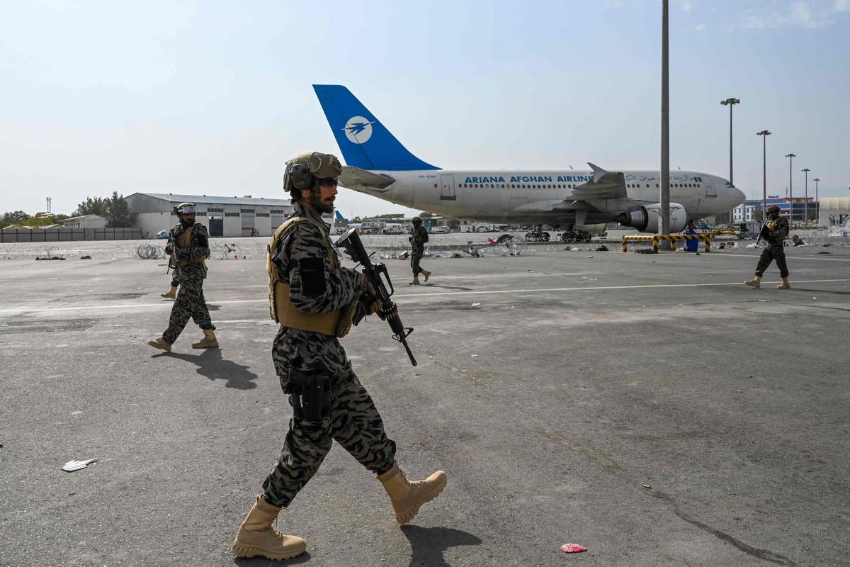 Talibanes toman control del aeropuerto de Kabul, tras la salida de EEUU.