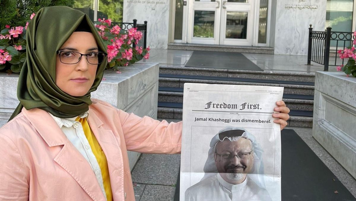 Hatice Cenzig sostiene una fotografía de su pareja, el periodista asesinado Jamal Khashoggi. Hatice Cenzig sostiene una fotografía de su pareja, el periodista asesinado Jamal Khashoggi.
