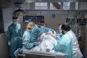 Un paciente con covid-19 ingresa en la uci de Vall d’Hebron. 
