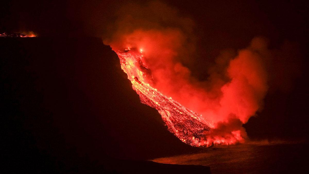 La lava del volcán de La Palma llega al mar.