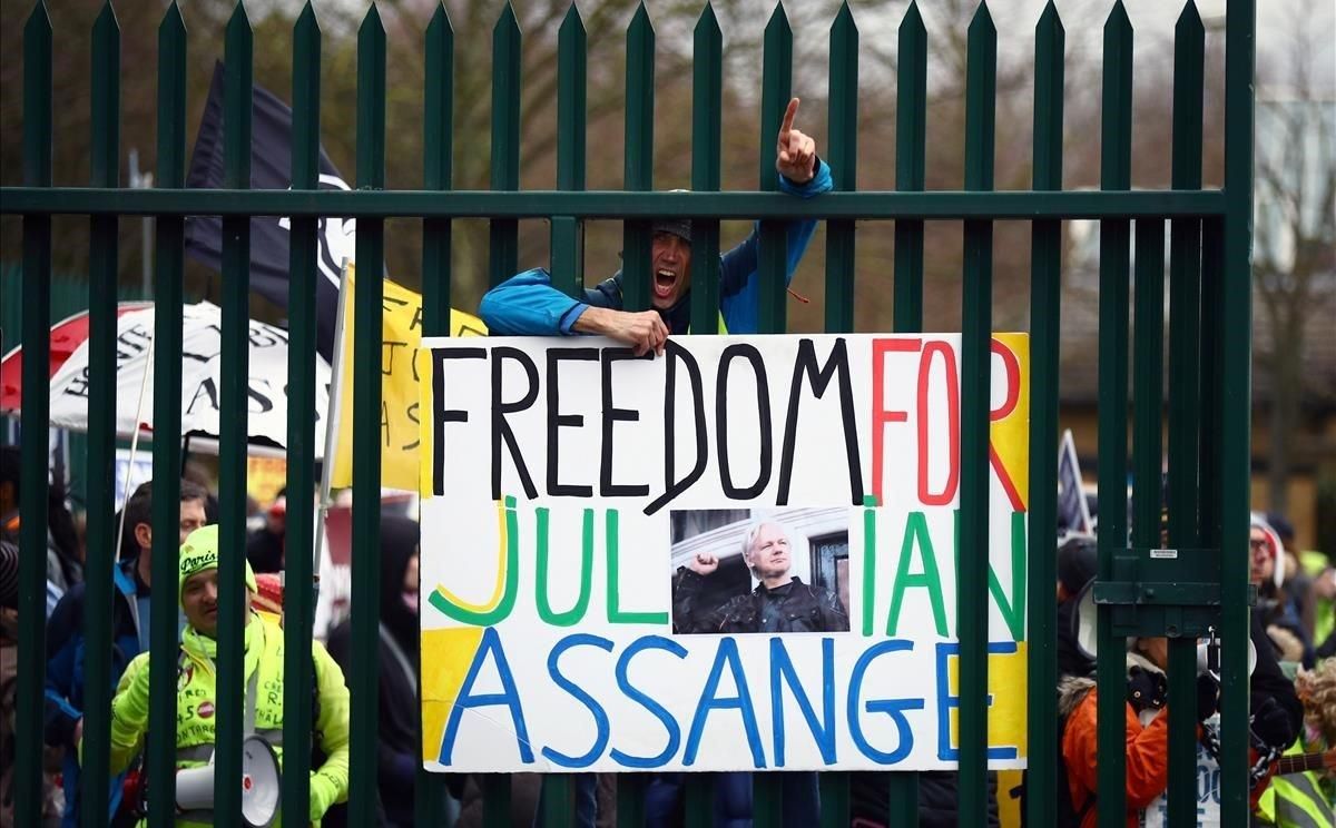 Simpatizantes de Assange piden su liberación en el acceso del tribunal que decide su acepta si extradición a EEUU. Simpatizantes de Assange piden su liberación en el acceso del tribunal que decide su acepta si extradición a EEUU.