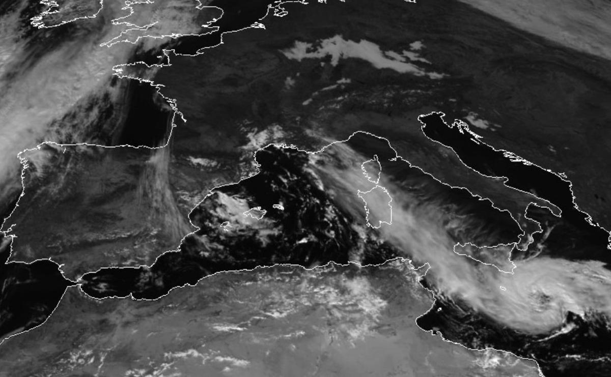 Imagen de la depresión en el sur de Italia, que amenaza con convertirse en el huracán mediterráneo ’Apolo’.