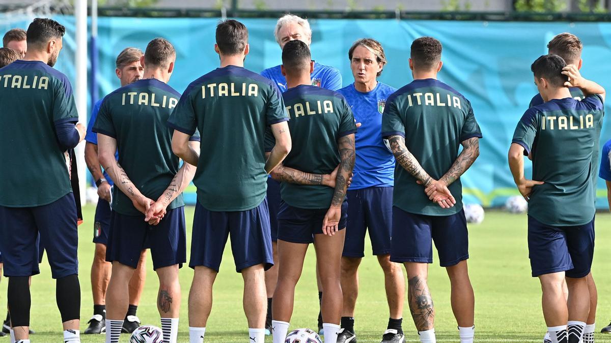Mancini se reúne con los jugadores de la selección de Italia en un entrenamiento en Roma.