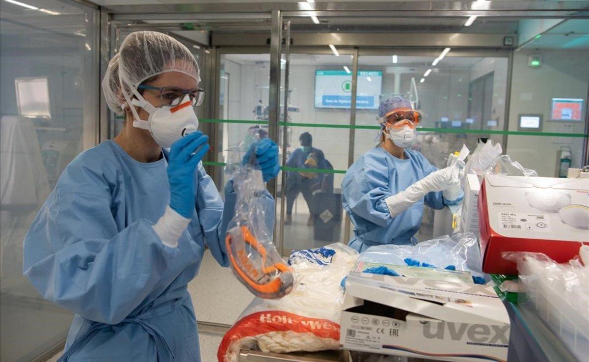Trabajadores del Hospital Clínic de Barcelona se protegen ante el coronavirus en su labor diaria.