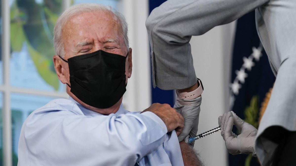 El presidente Biden recibiendo la tercera vacuna. El presidente Biden recibiendo la tercera vacuna.