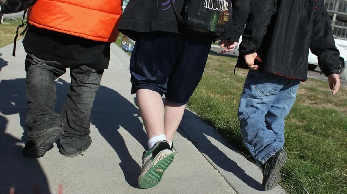 Niños caminan hacia la escuela, en EEUU.