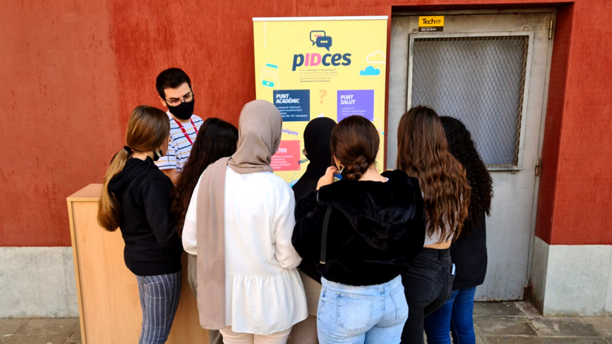 El punto de información del centro de jóvenes Can Xic en la hora del recreo en un instituto de Viladecans El punto de información del centro de jóvenes Can Xic en la hora del recreo en un instituto de Viladecans