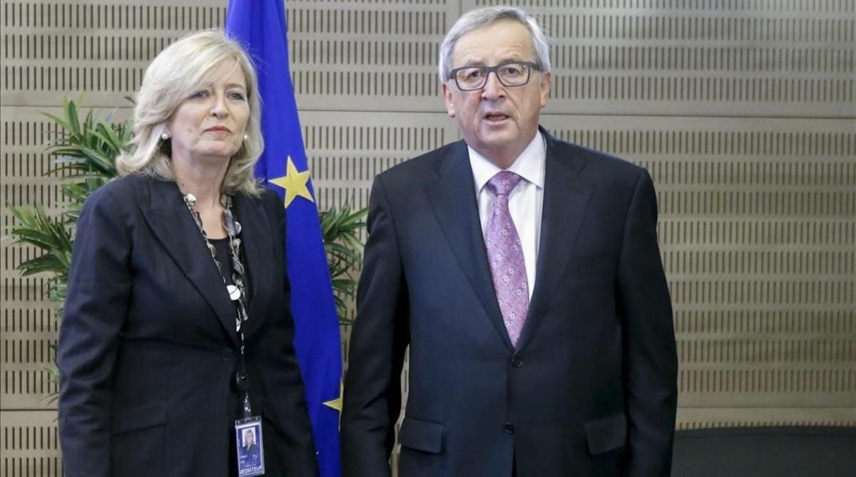 La Defensora del Pueblo Europeo, Emily O’Reilly, junto al presidente de la Comisión, Jean-Claude Juncker. La Defensora del Pueblo Europeo, Emily O’Reilly, junto al presidente de la Comisión, Jean-Claude Juncker.