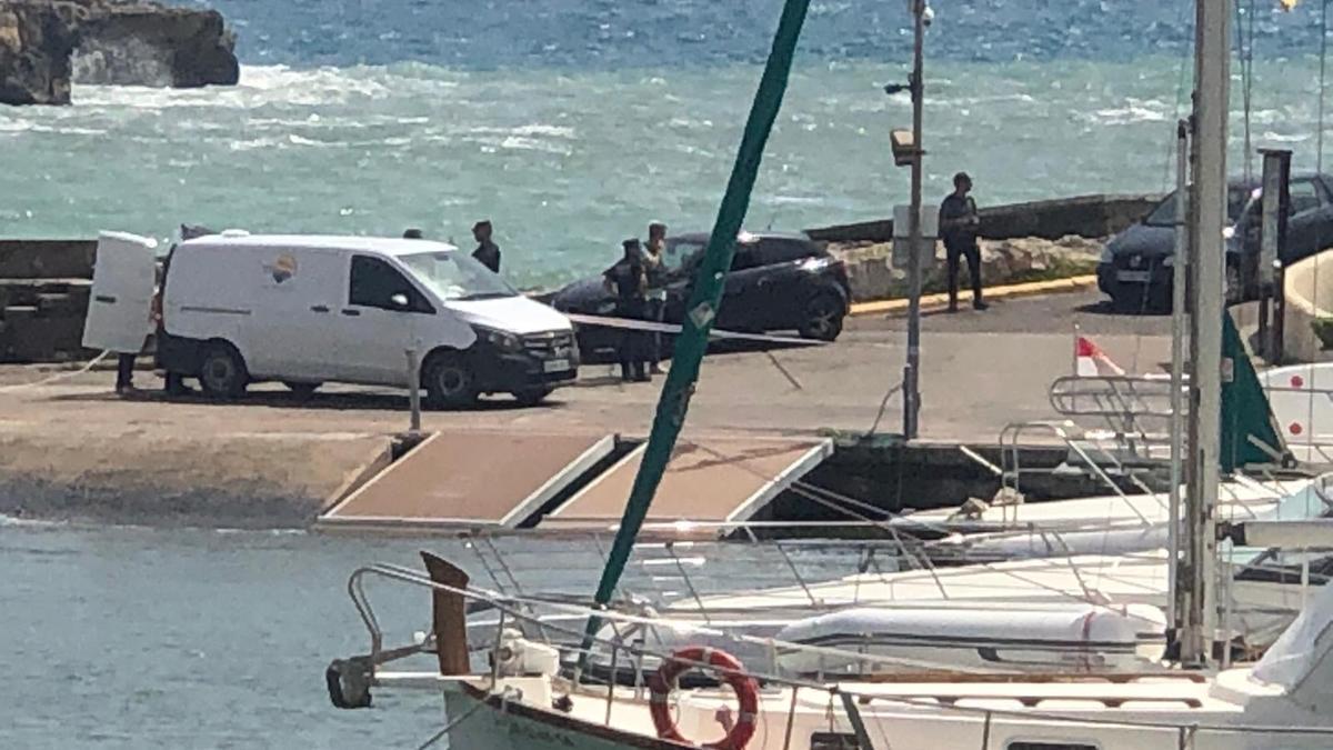 Uno de los cadáveres recuperados, en el puerto de Porto Cristo, en Manacor. Uno de los cadáveres recuperados, en el puerto de Porto Cristo, en Manacor.