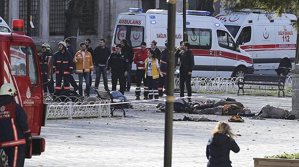 Las ambulancias trasladan a los heridos en el atentado con víctimas que se ha producido en el centro de Estambul.