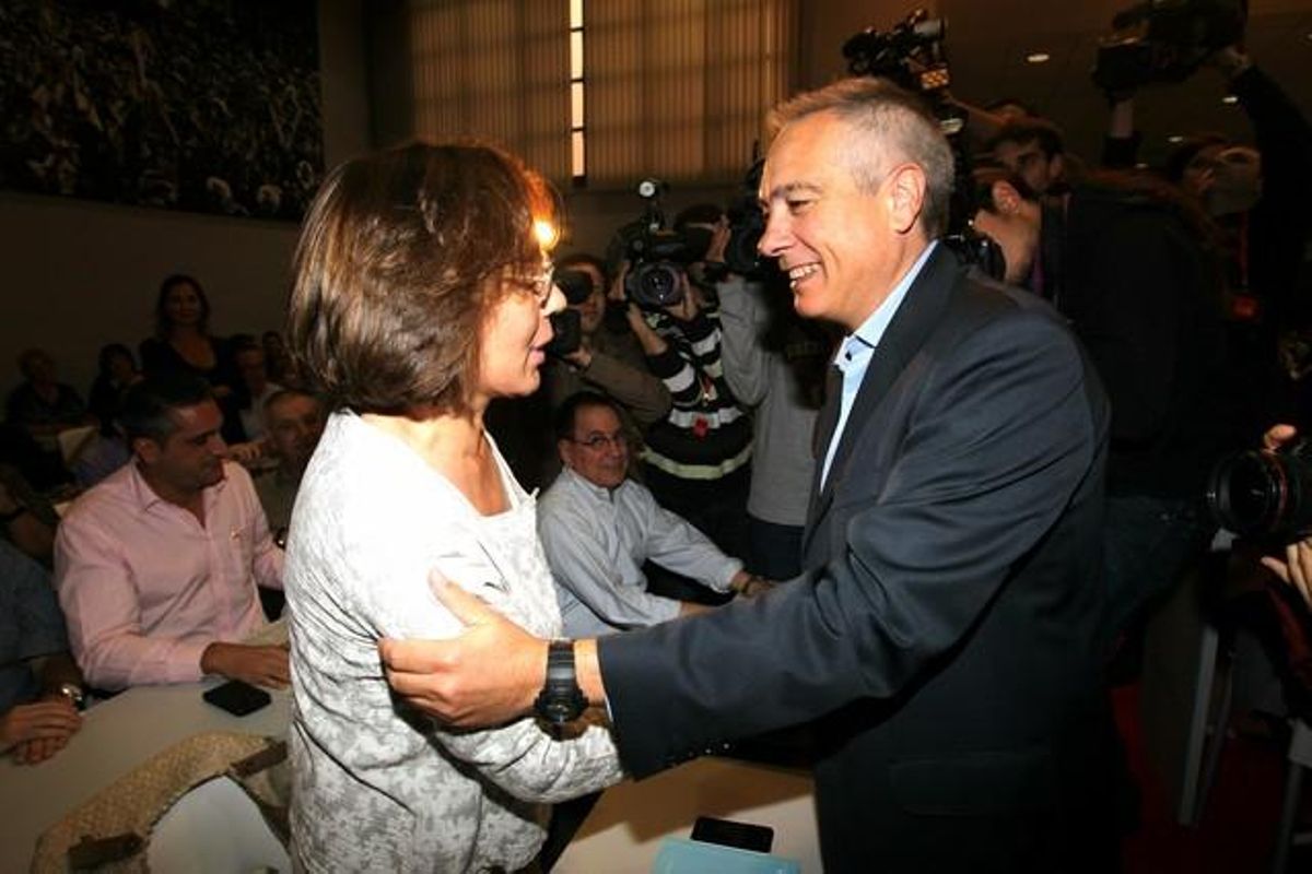 Montserrat Tura y Pere Navarro se saludan al inicio del consejo nacional del PSC. Montserrat Tura y Pere Navarro se saludan al inicio del consejo nacional del PSC.