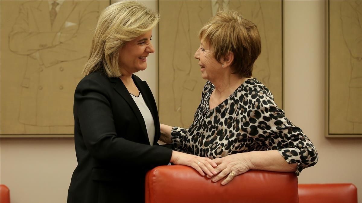 Fátima Báñez, ministra de Empleo (izquierda) conversa con la presidenta de la comisión del Pacto de Toledo, Celia Villalobos. Fátima Báñez, ministra de Empleo (izquierda) conversa con la presidenta de la comisión del Pacto de Toledo, Celia Villalobos.