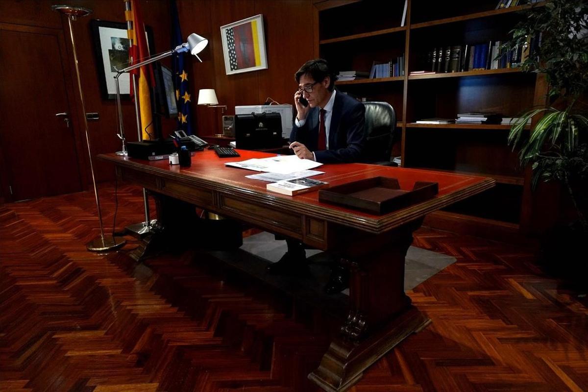 El nuevo ministro de Sanidad, el catalán Salvador Illa, en su despacho, trabajando en la mesa que perteneció a Lluch
