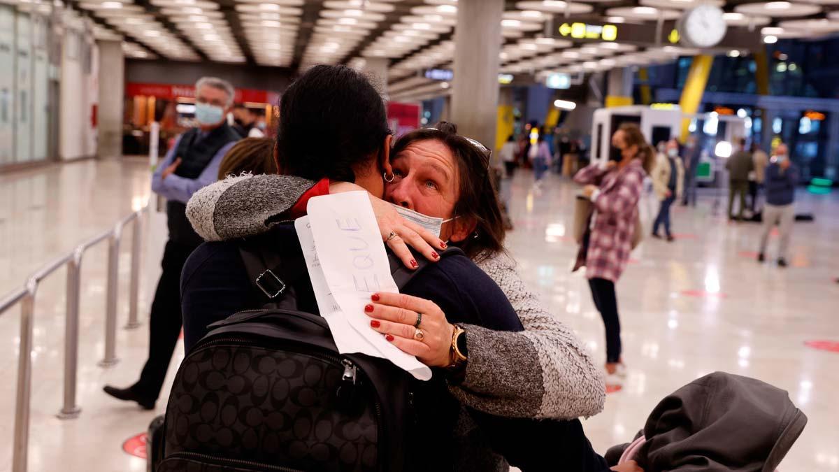 Tornen les abraçades a l’aeroport del Prat després del final de les restriccions d’accés