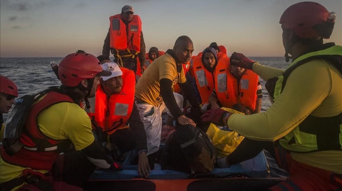 Refugiados e inmigrantes rescatados por la tripulación del ’Astral’, a unas 18 millas al norte de Libia, el 21 de julio. Refugiados e inmigrantes rescatados por la tripulación del ’Astral’, a unas 18 millas al norte de Libia, el 21 de julio.