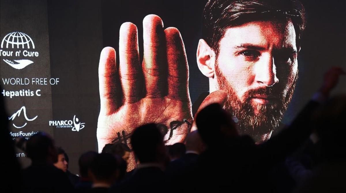 Un cartel con la imagen de Messi en la gala benéfica de El Cairo, este martes. Un cartel con la imagen de Messi en la gala benéfica de El Cairo, este martes.