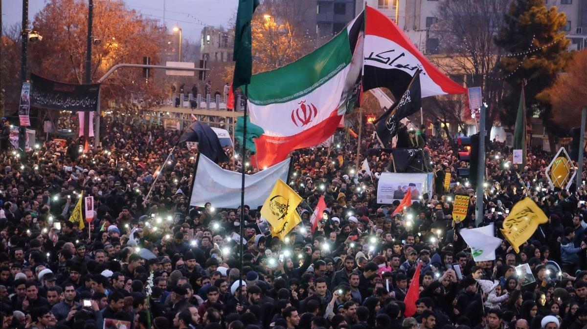 Concentración en la ciudad iraní de Mashhad, al noreste del país, en las ceremonias de homenaje al general Qasim Soleimani.