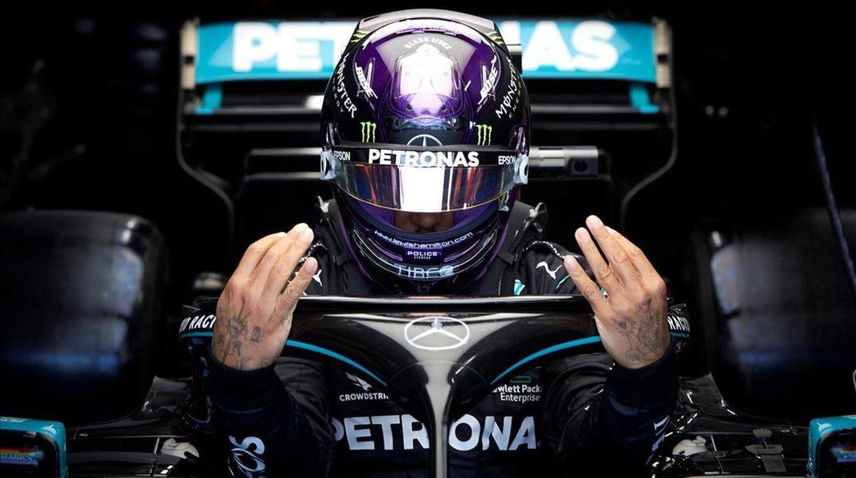 El británico Lewis Hamilton (Mercedes) se prepara para su vuelta rápida, hoy, en Hungría.