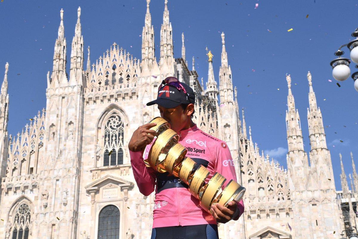 Egan Bernal, en Milán, con el trofeo como ganador del Giro 2021. Egan Bernal, en Milán, con el trofeo como ganador del Giro 2021.