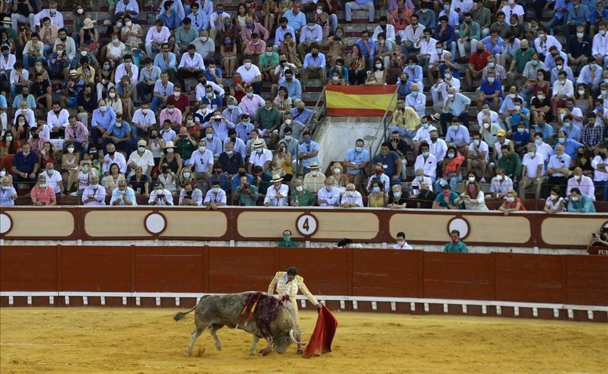 Toros sí, fútbol no: una plaza abarrotada da la estocada al debate sobre la distancia social Toros sí, fútbol no: una plaza abarrotada da la estocada al debate sobre la distancia social