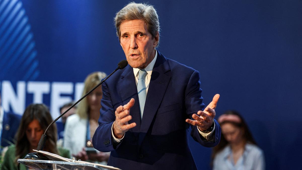 John Kerry se dirige al auditorio en una de las charlas del COP27.