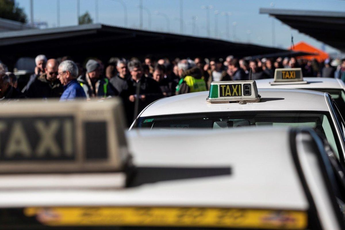 Taxistas en la T4 del Aeropuerto Adolfo Suárez de Madrid esperando para votar en el referéndum. Taxistas en la T4 del Aeropuerto Adolfo Suárez de Madrid esperando para votar en el referéndum.