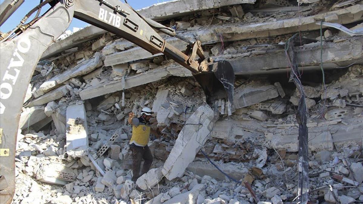 La explosión ha provocado el desplome de un edificio de cinco plantas. La explosión ha provocado el desplome de un edificio de cinco plantas.