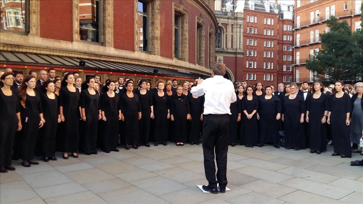 SImon Halsey dirige al Orfeó Catalá frente al Albert Hall. SImon Halsey dirige al Orfeó Catalá frente al Albert Hall.