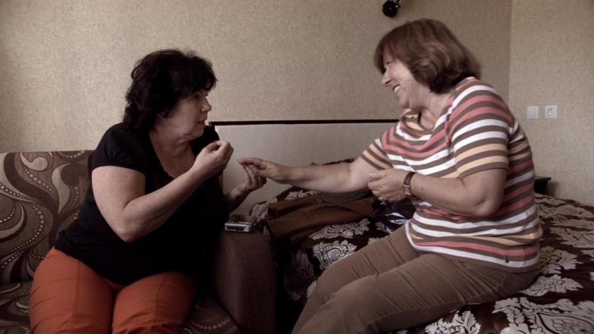 Fotograma del documental ’Lyubov, amor en ruso’. A la derecha, Svetlana Aleksiévich. Fotograma del documental ’Lyubov, amor en ruso’. A la derecha, Svetlana Aleksiévich.