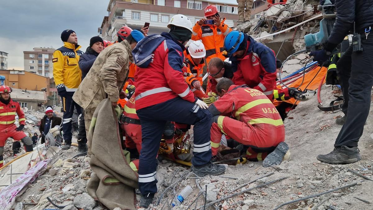 Los nueve días de la UME en el rescate de los supervivientes del terremoto en Turquía: una llamada, tres golpes y el llanto de un niño