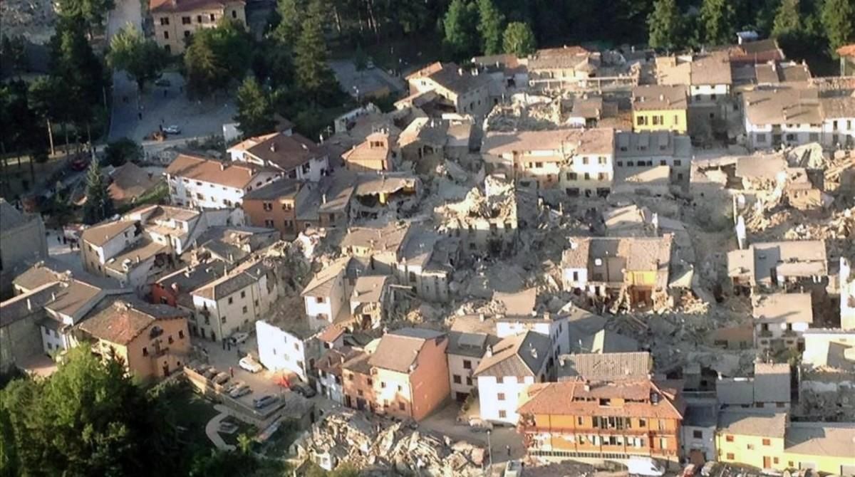 Imagen aérea de Amatrice, una de las localidades afectadas por los dos terremotos que han sacudido este miércoles el centro de Italia. Imagen aérea de Amatrice, una de las localidades afectadas por los dos terremotos que han sacudido este miércoles el centro de Italia.