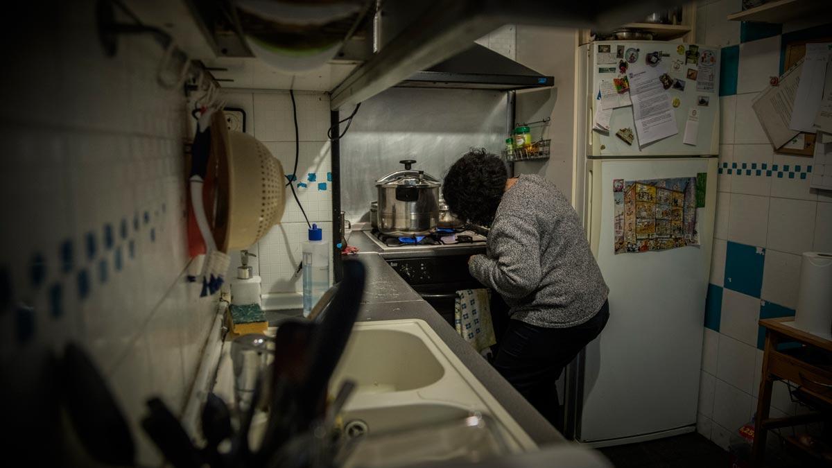 Una mujer afectada por pobreza energética, en su piso de Nou Barris, en Barcelona.