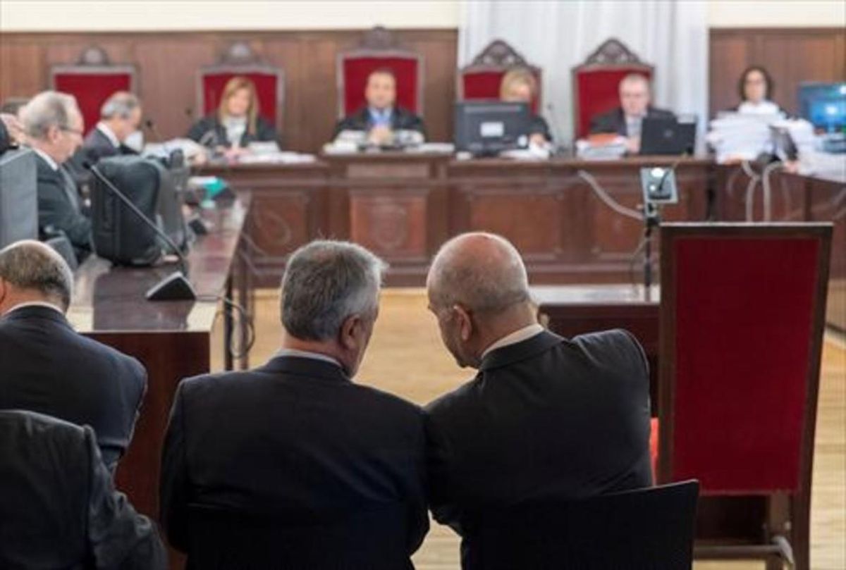 Los expresidentes Griñán y Chaves, ayer, en la sala de la Audiencia de Sevilla. Los expresidentes Griñán y Chaves, ayer, en la sala de la Audiencia de Sevilla.