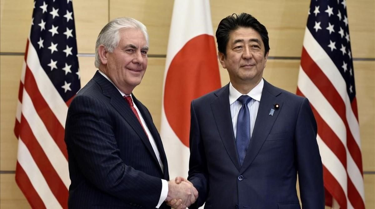 El secretario de Estado de EEUU, Red Tillerson, (izquierda), y el primer ministro japonés Shinzo Abe. El secretario de Estado de EEUU, Red Tillerson, (izquierda), y el primer ministro japonés Shinzo Abe.