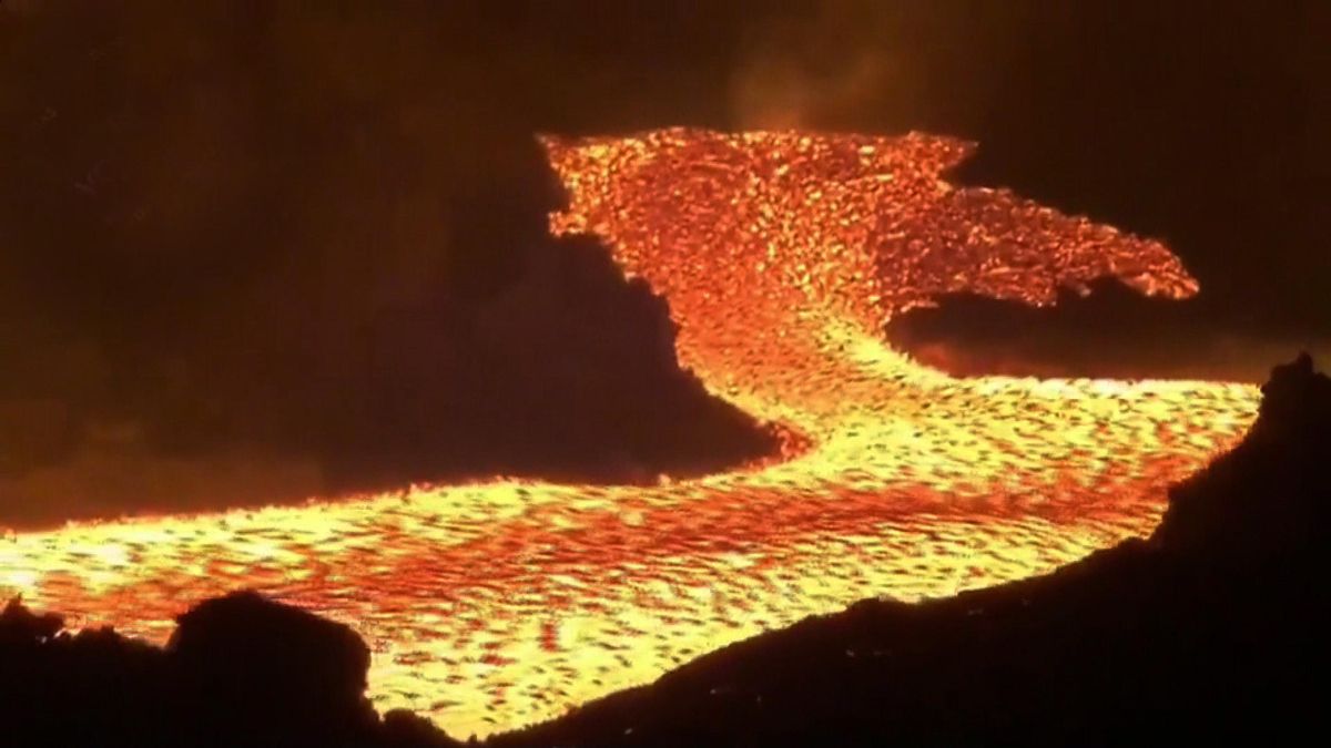 Las dos coladas del norte del volcán de La Palma llegan al colegio y la gasolinera del barrio de La Laguna Las dos coladas del norte del volcán de La Palma llegan al colegio y la gasolinera del barrio de La Laguna