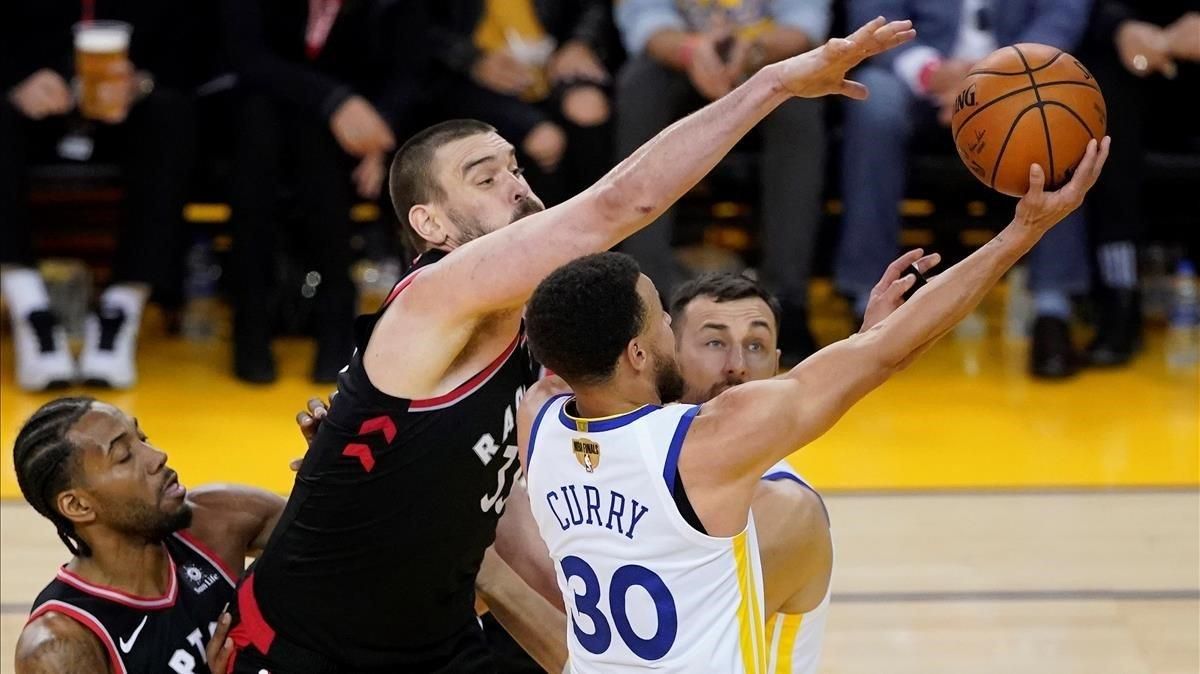 Gasol trata de taponar una acción de Curry. Gasol trata de taponar una acción de Curry.