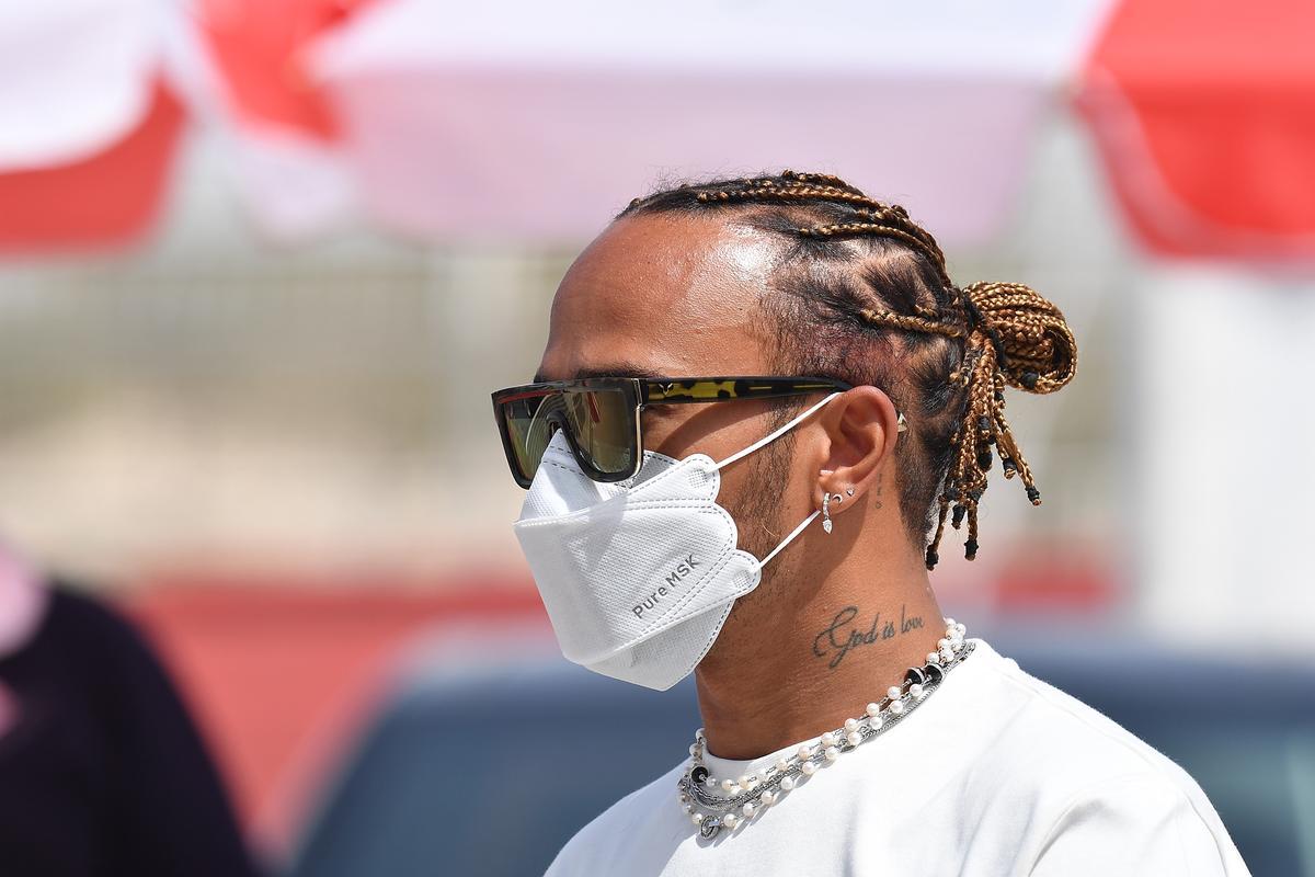 Lewis Hamilton, a su llegada al circuito de Sakhir, en Bahrain