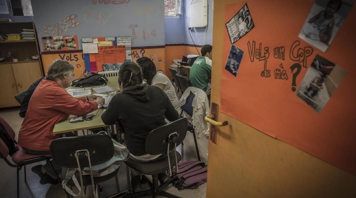 Un grupo de alumnos participa en un programa de la Fundació Pere Tarrés para ayudar a jóvenes en riesgo de exclusión. Un grupo de alumnos participa en un programa de la Fundació Pere Tarrés para ayudar a jóvenes en riesgo de exclusión.