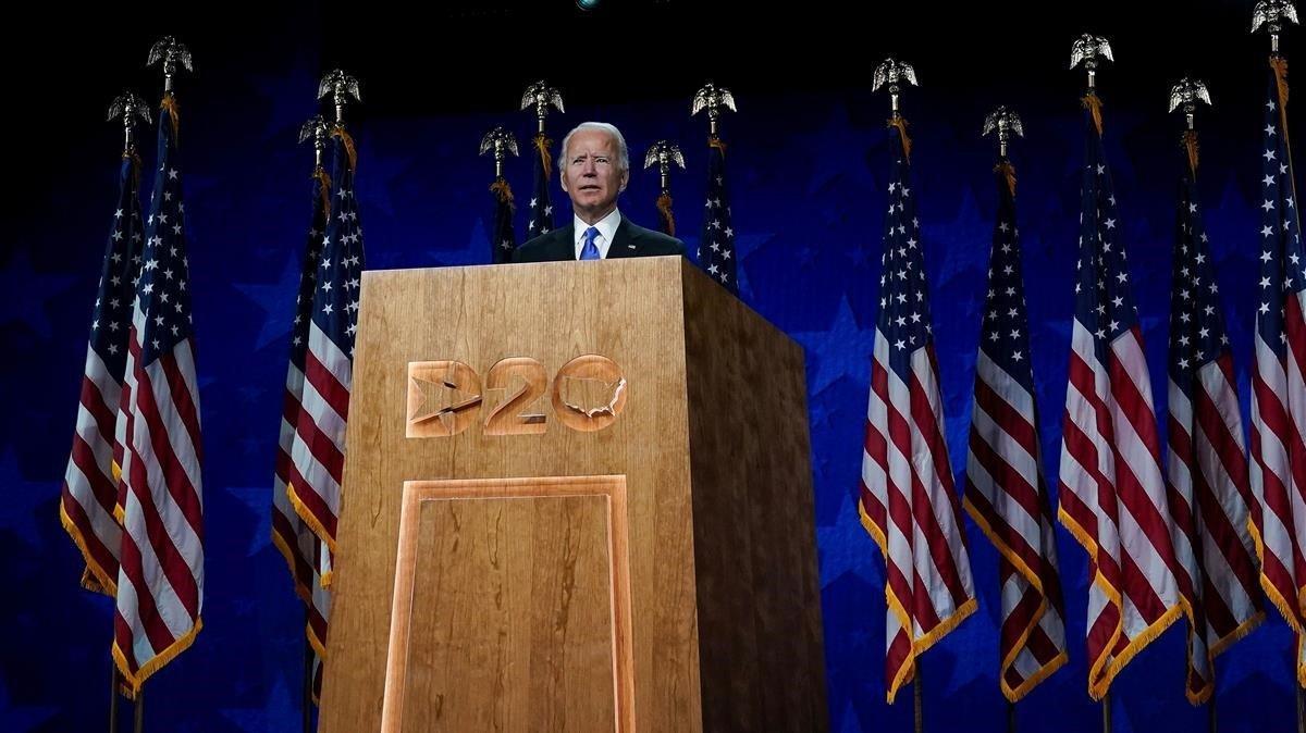 Joe Biden acepta la nominación para ser el candidato del Partido Demócrata a la presidencia de Estados Unidos, este jueves.
