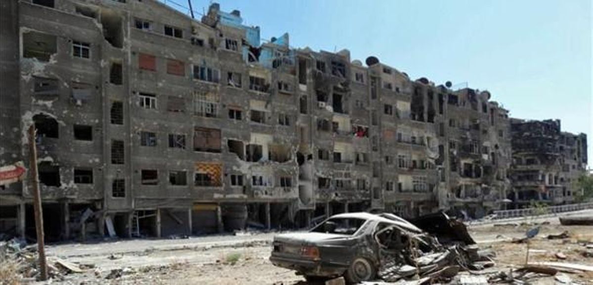 Edificios destruidos por los choques en Zamalka, un suburbio de Damasco, en una imagen difundida el 17 de agosto. Edificios destruidos por los choques en Zamalka, un suburbio de Damasco, en una imagen difundida el 17 de agosto.