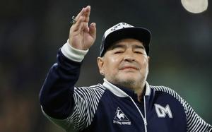Diego Armando Maradona, técnico de Gimnasia y Esgrima La Plata en Argentina.