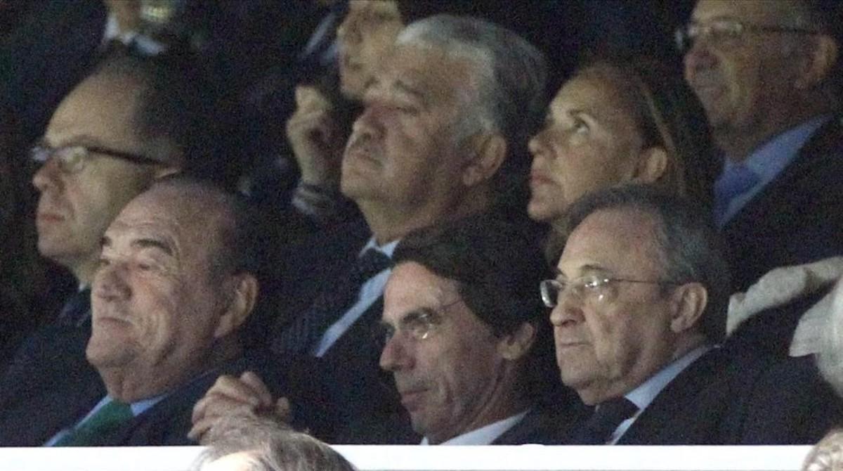 Florentino Pérez, junto al expresidente del Gobierno José María Aznar, en el palco del Bernabéu en un partido de Liga Madrid-Almería, en abril del 2015. Florentino Pérez, junto al expresidente del Gobierno José María Aznar, en el palco del Bernabéu en un partido de Liga Madrid-Almería, en abril del 2015.
