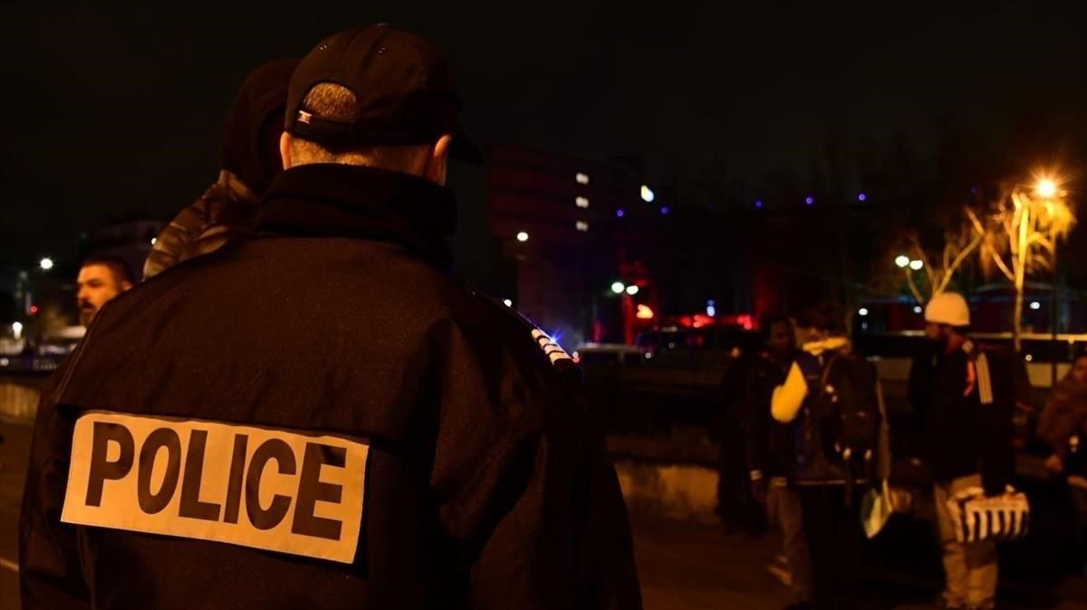 Un policía en las calles de París. Un policía en las calles de París.