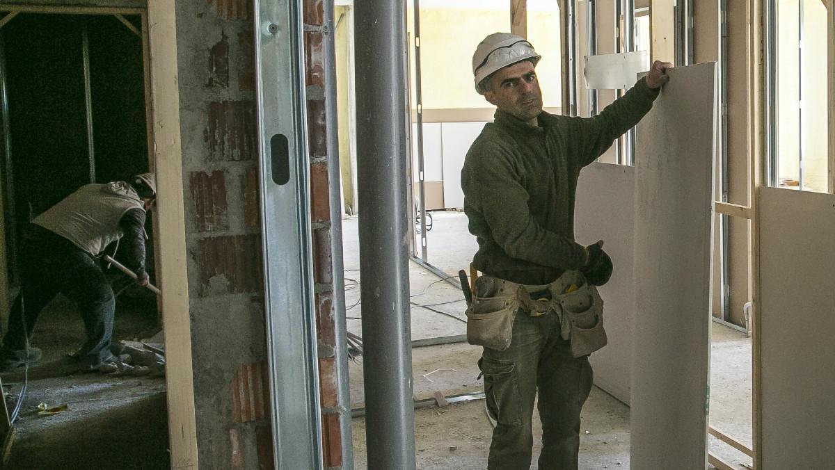 Imagen de dos trabajadores en una obra para la construcción de viviendas, en Sant Feliu de Llobregat. Imagen de dos trabajadores en una obra para la construcción de viviendas, en Sant Feliu de Llobregat.