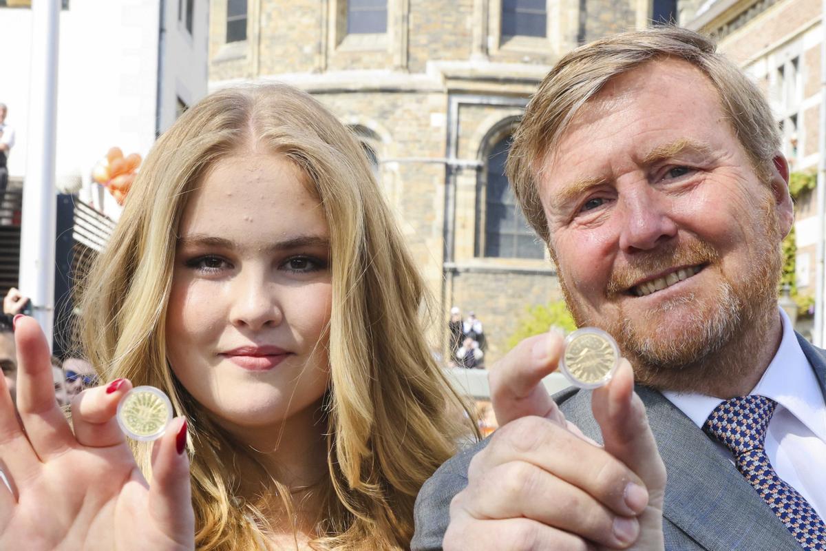 La princesa Amalia, junto a su padre, Guillermo de Holanda, en  in Maastricht, el pasado abril.